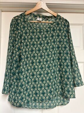 Charming Green Patterned Long-Sleeve Women's Top with raw hem collar